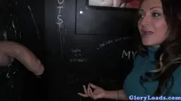 Geile Latina im türkisen Rollkragenpulli kniet vor zwei Schwänzen im dunklen Gloryhole