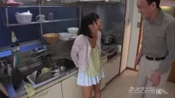 Junge Japanerin in rotem Bikini krabbelt auf allen Vieren mit frechem Lächeln auf dem Boden