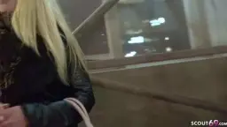 Blonde Teen aus Dresden lächelt frech vor der Haustür