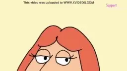 Lois Griffin steht nackt mit großen Brüsten an einer rosa Tür und lächelt verführerisch