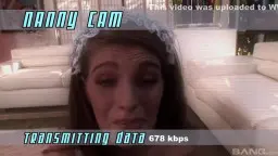 Nahaufnahme einer hübschen Brünetten mit Engelsgesicht und weißem Spitzenhaarband vor der Webcam, unschuldiger Blick in die Kamera