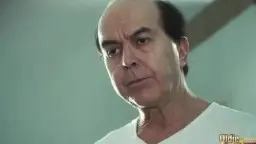 Älterer Mann mit ernstem Blick, weißes T-Shirt