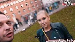 Blonde Frau saugt Schwanz auf Parkbank im Freien