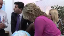 Blonde Frau in pinker Bluse lutscht Schwänze vor Globus im Büro