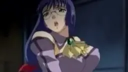 Nahaufnahme einer erröteten Anime-Schülerin mit langen pinken Haaren, die erregt zur Seite blickt und ihre Hände vor dem Mund hält.