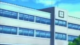 Nacktes blondes Anime-Mädchen umfasst freistehend ihre Brüste vor blauem Himmel