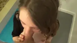 Nahaufnahme von Elena Koshkas Gesicht mit großen blauen Augen und leicht geöffneten Lippen