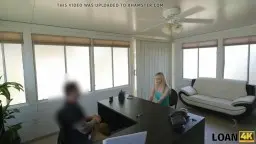 Blonde Teen in engem Top und Hotpants steht frech im hellen Büro
