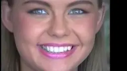 Nacktes russisches Blondine-Teen steht von hinten in einfachem Schlafzimmer, schlanker Körper und runder Po im Fokus