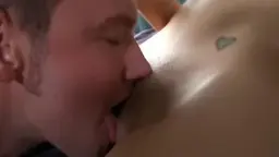Nackte Frau reitet den Mann auf dem Bett, während eine zweite Frau alles mit der Kamera filmt
