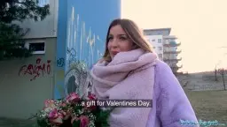 Blonde Frau im lila Mantel nimmt Blumenstrauß und Geld von Hand vor Graffiti-Wand entgegen