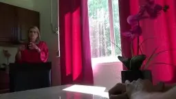 Blonde MILF mit Brille saugt tief den großen Schwanz ein