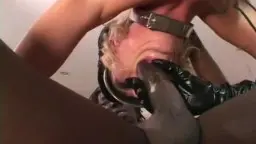 Blonde Latex-Hure saugt gierig an riesigem schwarzen Schwanz auf hellem Sofa