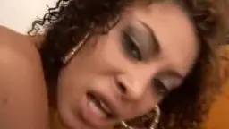 Ebony mit Locken und bunten Strümpfen wird von hinten von mächtigem BBC auf orangefarbenem Sofa genommen