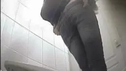 Frau in Jeans zeigt nackten geilen Arsch auf Toilette