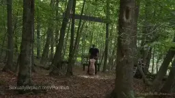 Blondine in Militäruniform wird auf einem sonnigen Waldweg gefesselt und benutzt