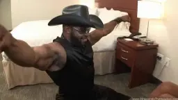 Ebony Latina kniet mit nacktem glänzendem Po auf dem Bett, wird von hinten genommen