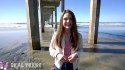 Echte Teenager – Das neue Mädchen Megan Marx wird am Strand unartig.