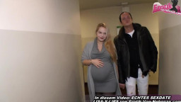 Schwangere Blondine und Minititten-Girlfriend in heißem Hotelzimmer-Dreier
