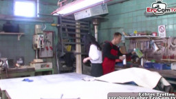 Reife Frau mit behaarter Muschi in wilder Garage gefickt
